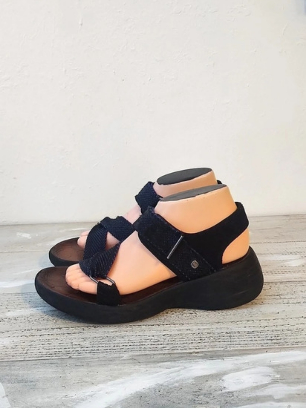 Bzees Black Strappy Jive Sandal Shoe( U.S.A Women Size 8)(UK women's size 6 )